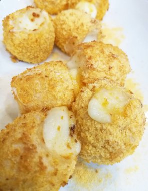 Beyaz tabakta Çıtır Peynir Topunu Kapat.