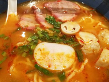 Tom Yum Ramen Pork 'u Kasede Kapat.