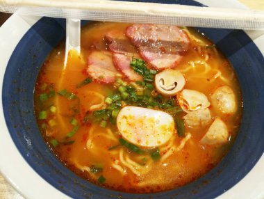 Tom Yum Ramen Domuz eti ve Çubukları Kasede Kapat.