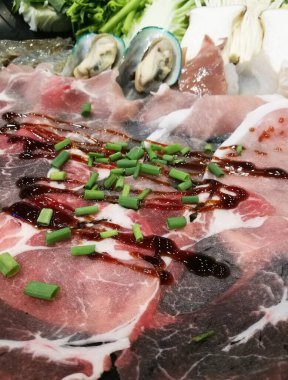 Shabu Set için Taze Çiğ Domuzu Kapat.