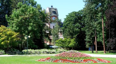 Çek Cumhuriyeti 'nin Hradec Kralove kentinde yaz ortasında kurulmuş Hucak adlı hidroelektrik santralinin tarihi binası. Jiraskovy sady şehir parkında yakalandı..