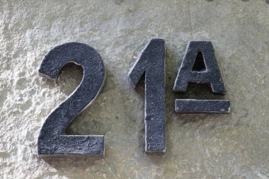 bir duvar ev numarası