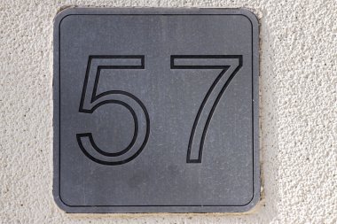 bir duvar ev numarası