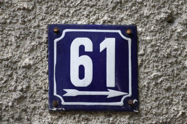 bir duvar ev numarası