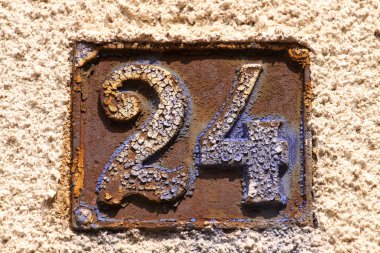 bir duvar ev numarası