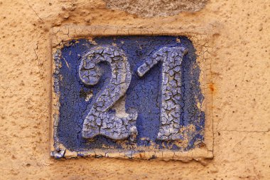 bir duvar ev numarası