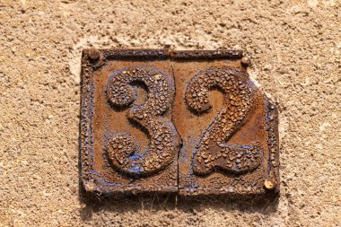 bir duvar ev numarası