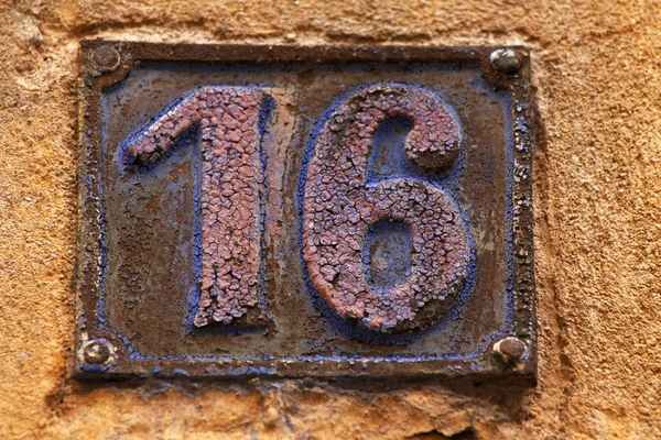 Husnummer på en vägg — Stockfoto