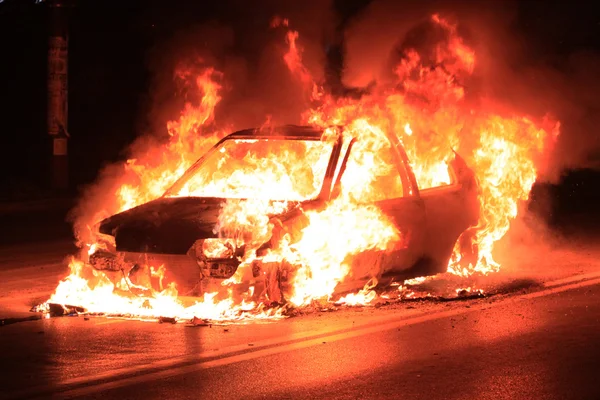 Carro em chamas — Fotografia de Stock