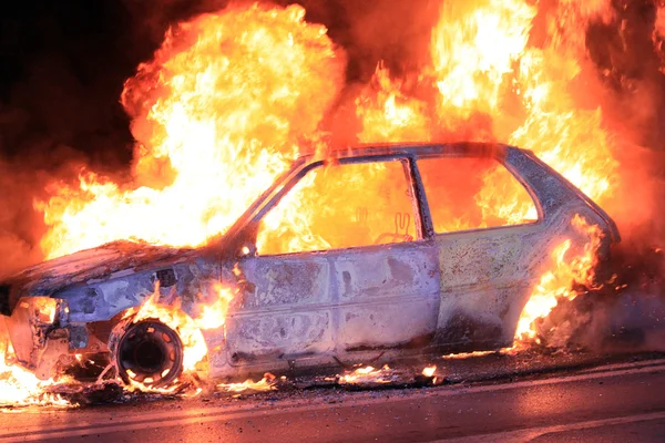 Carro em chamas — Fotografia de Stock