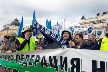 Sofya, Bulgaristan - 20 Şubat 2022. Polis ve itfaiyeciler, maaş zammı talebiyle hükümetin dışında protesto gösterisi düzenlediler. Başkent Sofya 'daki Ulusal Meclis önünde düzenlendi..