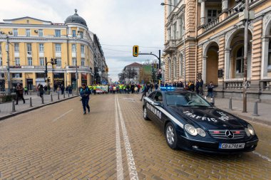 Sofya, Bulgaristan - 20 Şubat 2022. Polis ve itfaiyeciler, maaş zammı talebiyle hükümetin dışında protesto gösterisi düzenlediler. Başkent Sofya 'daki Ulusal Meclis önünde düzenlendi..