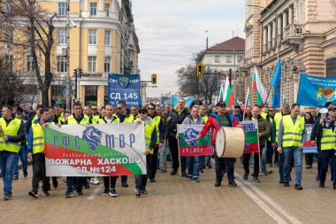 Sofya, Bulgaristan - 20 Şubat 2022. Polis ve itfaiyeciler, maaş zammı talebiyle hükümetin dışında protesto gösterisi düzenlediler. Başkent Sofya 'daki Ulusal Meclis önünde düzenlendi..