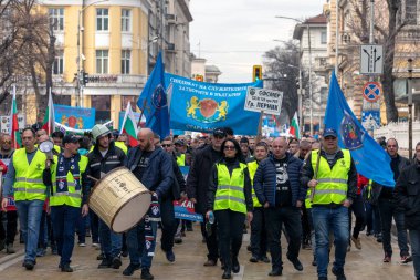 Sofya, Bulgaristan - 20 Şubat 2022. Polis ve itfaiyeciler, maaş zammı talebiyle hükümetin dışında protesto gösterisi düzenlediler. Başkent Sofya 'daki Ulusal Meclis önünde düzenlendi..