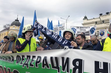 Sofya, Bulgaristan - 20 Şubat 2022. Polis ve itfaiyeciler, maaş zammı talebiyle hükümetin dışında protesto gösterisi düzenlediler. Başkent Sofya 'daki Ulusal Meclis önünde düzenlendi..
