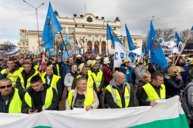 Sofya, Bulgaristan - 20 Şubat 2022. Polis ve itfaiyeciler, maaş zammı talebiyle hükümetin dışında protesto gösterisi düzenlediler. Başkent Sofya 'daki Ulusal Meclis önünde düzenlendi..
