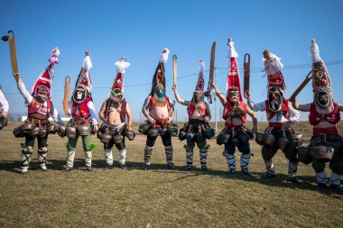 Elin Pelin, Bulgaristan - 26 Şubat 2022: Bulgaristan 'ın Elin Pelin kentinde maskeli balo festivali. Kukeri adındaki maskeli insanlar dans ediyor ve kötü ruhları korkutmak için gösteri yapıyorlar..