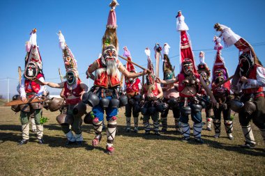 Elin Pelin, Bulgaristan - 26 Şubat 2022: Bulgaristan 'ın Elin Pelin kentinde maskeli balo festivali. Kukeri adındaki maskeli insanlar dans ediyor ve kötü ruhları korkutmak için gösteri yapıyorlar..