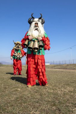 Elin Pelin, Bulgaristan - 26 Şubat 2022: Bulgaristan 'ın Elin Pelin kentinde maskeli balo festivali. Kukeri adındaki maskeli insanlar dans ediyor ve kötü ruhları korkutmak için gösteri yapıyorlar..