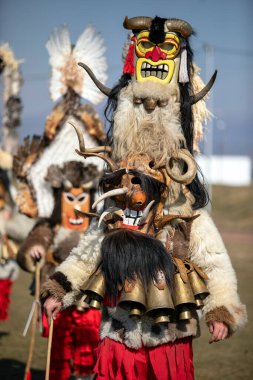 Elin Pelin, Bulgaristan - 26 Şubat 2022: Bulgaristan 'ın Elin Pelin kentinde maskeli balo festivali. Kukeri adındaki maskeli insanlar dans ediyor ve kötü ruhları korkutmak için gösteri yapıyorlar..