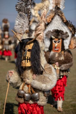 Elin Pelin, Bulgaristan - 26 Şubat 2022: Bulgaristan 'ın Elin Pelin kentinde maskeli balo festivali. Kukeri adındaki maskeli insanlar dans ediyor ve kötü ruhları korkutmak için gösteri yapıyorlar..