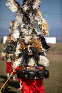 Elin Pelin, Bulgaristan - 26 Şubat 2022: Bulgaristan 'ın Elin Pelin kentinde maskeli balo festivali. Kukeri adındaki maskeli insanlar dans ediyor ve kötü ruhları korkutmak için gösteri yapıyorlar..
