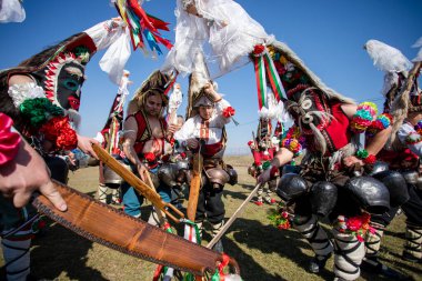 Elin Pelin, Bulgaristan - 26 Şubat 2022: Bulgaristan 'ın Elin Pelin kentinde maskeli balo festivali. Kukeri adındaki maskeli insanlar dans ediyor ve kötü ruhları korkutmak için gösteri yapıyorlar..