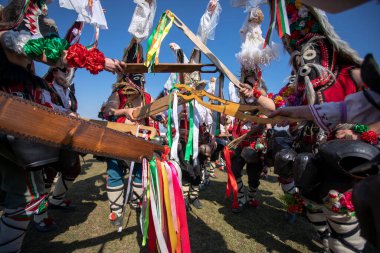 Elin Pelin, Bulgaristan - 26 Şubat 2022: Bulgaristan 'ın Elin Pelin kentinde maskeli balo festivali. Kukeri adındaki maskeli insanlar dans ediyor ve kötü ruhları korkutmak için gösteri yapıyorlar..