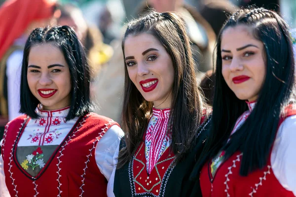 Elin Pelin, Bulgaristan - 26 Şubat 2022: Bulgaristan 'ın Elin Pelin kentinde maskeli balo festivali. Kukeri adındaki maskeli insanlar dans ediyor ve kötü ruhları korkutmak için gösteri yapıyorlar..