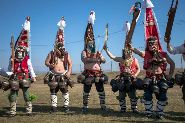 Elin Pelin, Bulgaristan - 26 Şubat 2022: Bulgaristan 'ın Elin Pelin kentinde maskeli balo festivali. Kukeri adındaki maskeli insanlar dans ediyor ve kötü ruhları korkutmak için gösteri yapıyorlar..