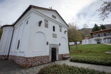 St. Theodore Tyron Manastırı, Bulgaristan 'ın Etropolü Balkanlar' da kıvrılan Balkan Dağları 'nın Pravesh dağlık kesiminde güzel bir yerde bulunuyor..