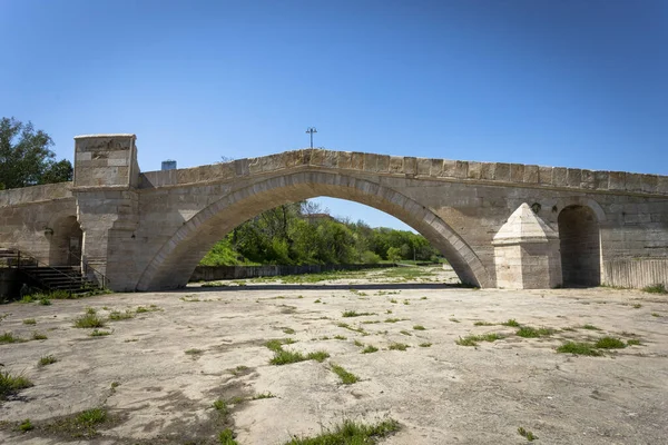Harmanlı 'daki kambur balina köprüsü. 1585 yılında Olu Deresi (Harmanliyska Nehri) üzerinde inşa edilmiş. Şehrin girişinde yer alıyor. Geçmişte köprü, şehirden geçen kervanlarca kullanılıyordu.