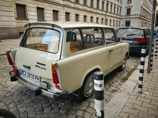 София, Болгария - 12 сентября 2022 года; старый универсал Trabant припаркован в центре города