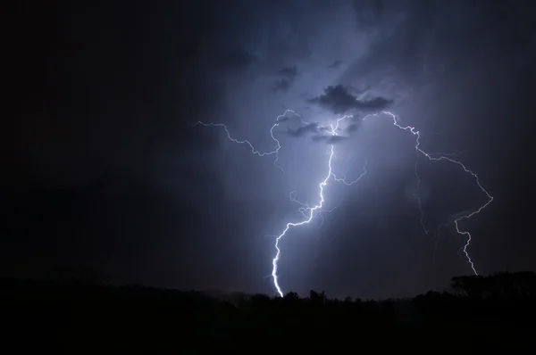 Blitzeinschlag erreicht den Boden — Stockfoto