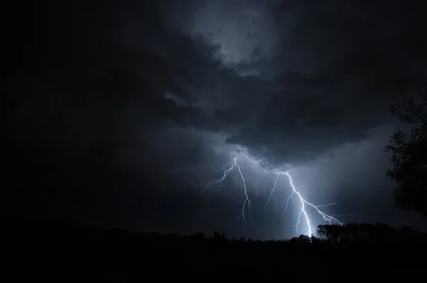 Blitzeinschlag erreicht den Boden Stockfoto