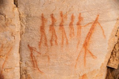 Batı Burnu 'ndaki Cederberg Dağları' nda kötü aşınmış San Rock sanatı. Güney Afrika