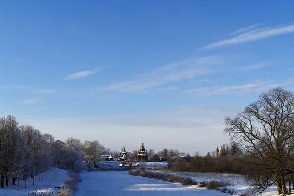 Деревянная церковь на берегу реки — стоковое фото