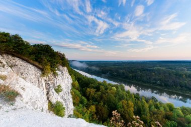 Şafak, nehri aydınlatıyor. Kayalık tebeşir kıyısı. manzara panorama duvar kağıdı.