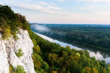 Şafak, nehri aydınlatıyor. Kayalık tebeşir kıyısı. manzara panorama duvar kağıdı.