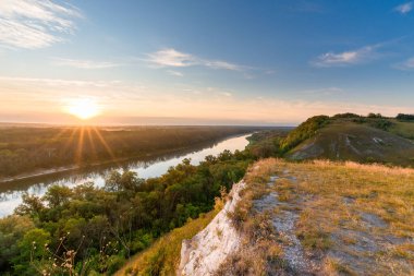 Şafak, nehri aydınlatıyor. Kayalık tebeşir kıyısı. manzara panorama duvar kağıdı.