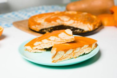 Zebra şekilli süzme peynirli kabak güveci, sonbahar portakallı turta. Turtayı bir tabakta parçalara ayır..