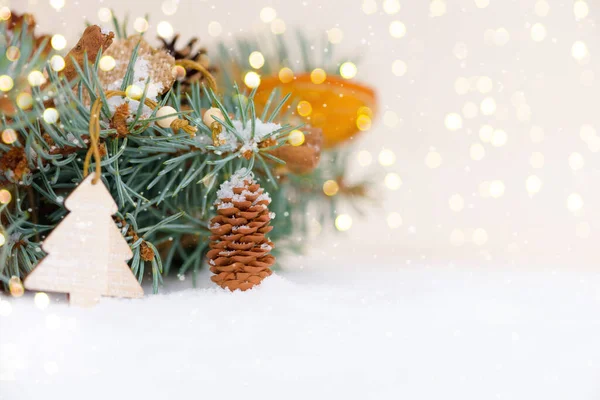 Navidad Composición Conos Nieve Guirnaldas Bokeh Ramas Abeto Nieve — Foto de Stock