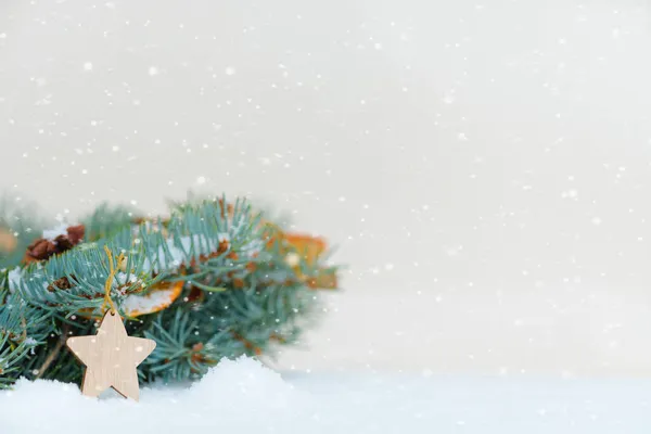 Navidad Composición Conos Nieve Guirnaldas Bokeh Ramas Abeto Nieve — Foto de Stock