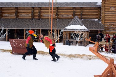 Rusya voronezh 'i. Maslenitsa bayramı bir heykeli yakmak için yapılan bir bahar halk festivali. Şövalyeler ve prensesler hakkında bir oyun..