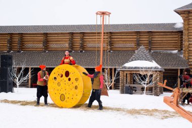 Rusya voronezh 'i. Maslenitsa bayramı bir heykeli yakmak için yapılan bir bahar halk festivali. Şövalyeler ve prensesler hakkında bir oyun..