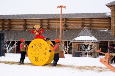 Rusya voronezh 'i. Maslenitsa bayramı bir heykeli yakmak için yapılan bir bahar halk festivali. Şövalyeler ve prensesler hakkında bir oyun..