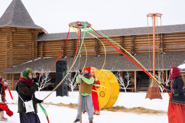 Rusya voronezh 'i. Maslenitsa bayramı bir heykeli yakmak için yapılan bir bahar halk festivali. Şövalyeler ve prensesler hakkında bir oyun..