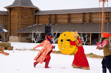 Rusya voronezh 'i. Maslenitsa bayramı bir heykeli yakmak için yapılan bir bahar halk festivali. Şövalyeler ve prensesler hakkında bir oyun..