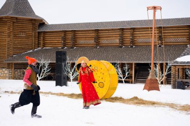 Rusya voronezh 'i. Maslenitsa bayramı bir heykeli yakmak için yapılan bir bahar halk festivali. Şövalyeler ve prensesler hakkında bir oyun..