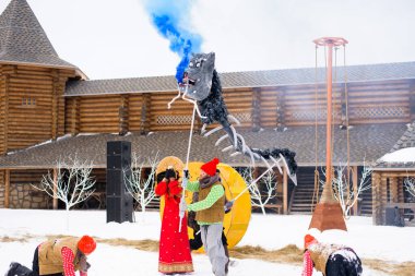 Rusya voronezh 'i. Maslenitsa bayramı bir heykeli yakmak için yapılan bir bahar halk festivali. Şövalyeler ve prensesler hakkında bir oyun..